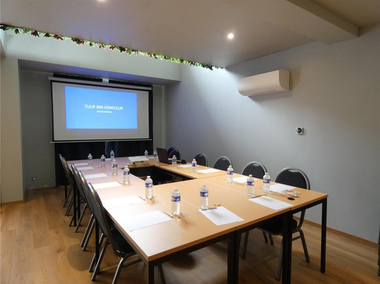 克罗瑟利洪福乐酒店主图