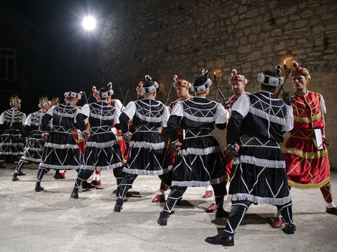 Moreska Sword Dancing-科尔丘拉镇必去景点