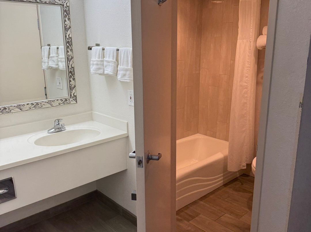 阿瑟顿公园旅馆及套房酒店主图