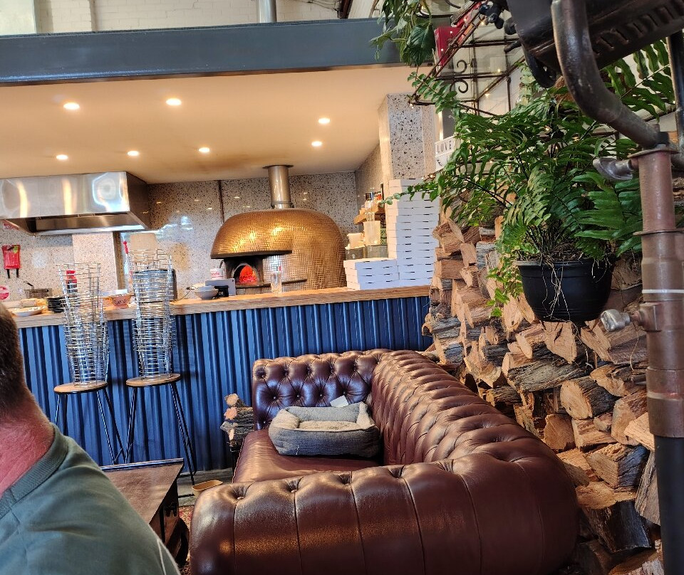 Larry's Pizzeria And Cocktail Bar