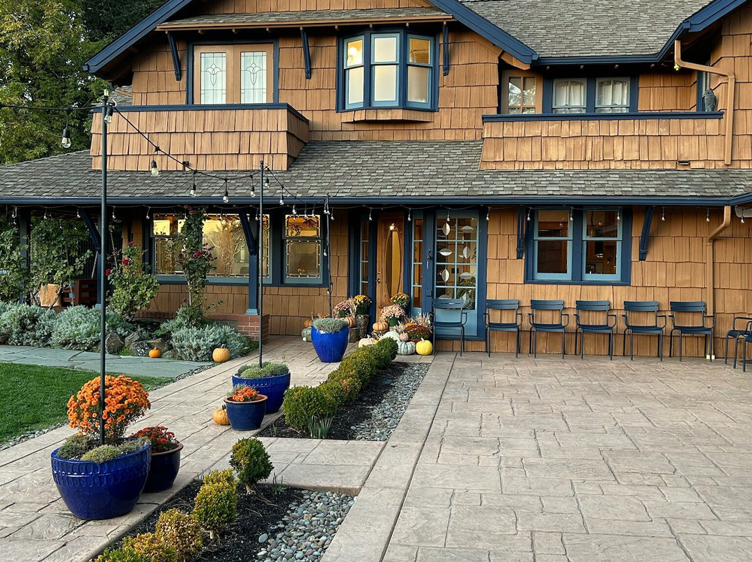 Mount Tom House主图