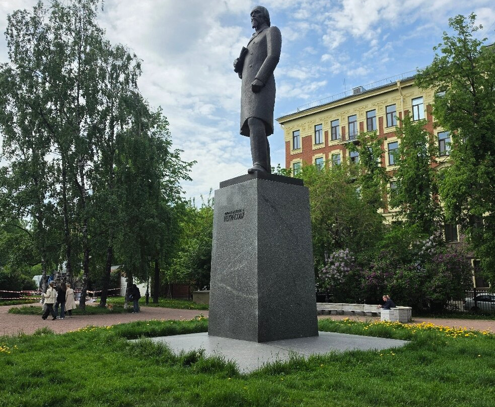 Monument to Nekrasov-Nekrasovskoye必去景点