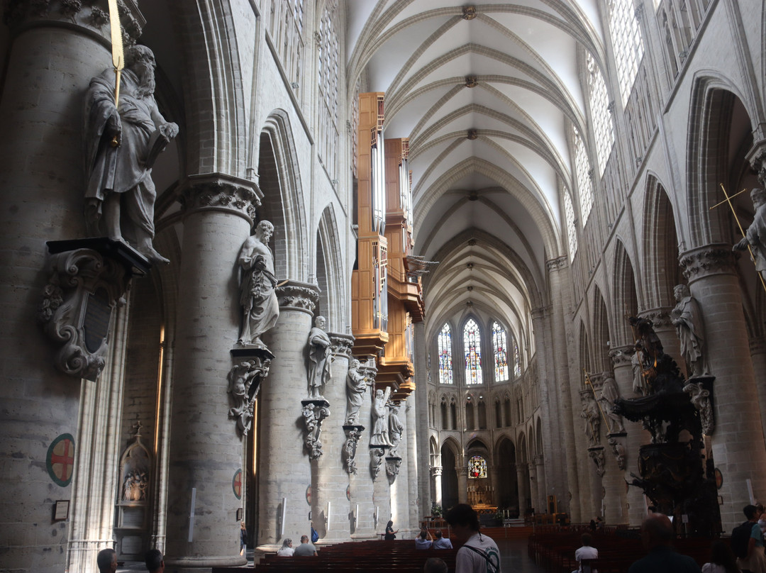 圣弥额尔圣古都勒主教座堂（Cathedrale St-Michel et Ste-Gudule）-布鲁塞尔必去景点