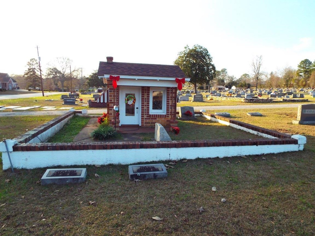 Little Nadine's Grave景点图片