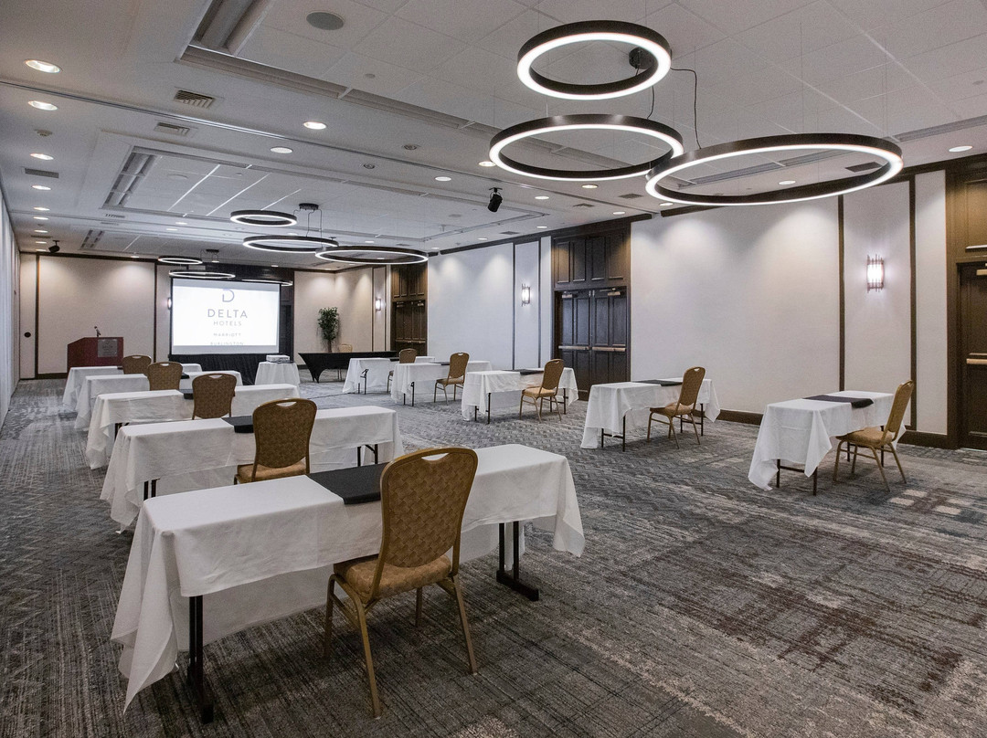 伯灵顿希尔顿逸林酒店主图