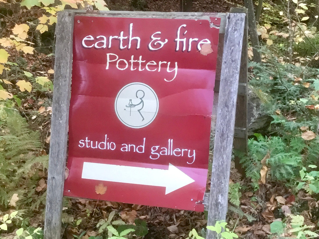 Earth And Fire Pottery Studio景点图片
