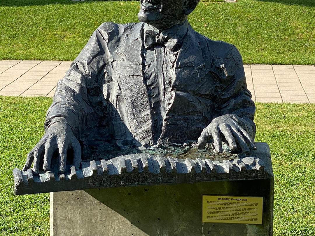 Monument to Vladimir Nabokov-蒙特勒必去景点