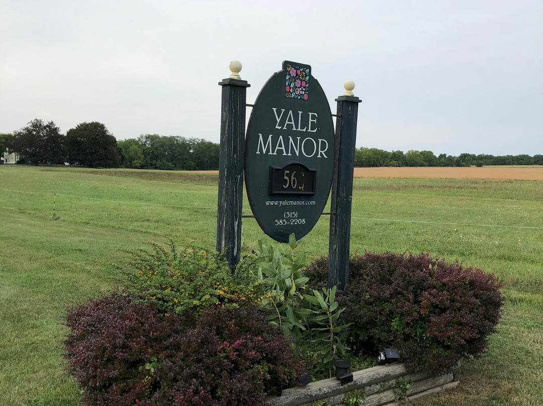 Yale Manor B&B And Yurts主图