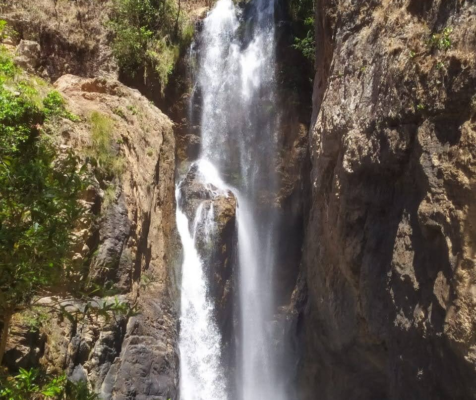 Macaquinho waterfall景点图片