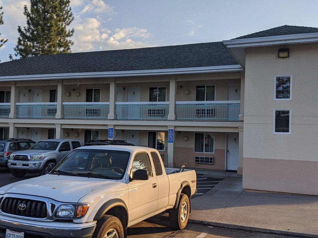 Shasta Pines Motel & Suites主图