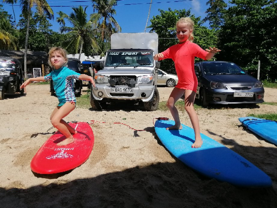 Hiri Turtle Surf School景点图片