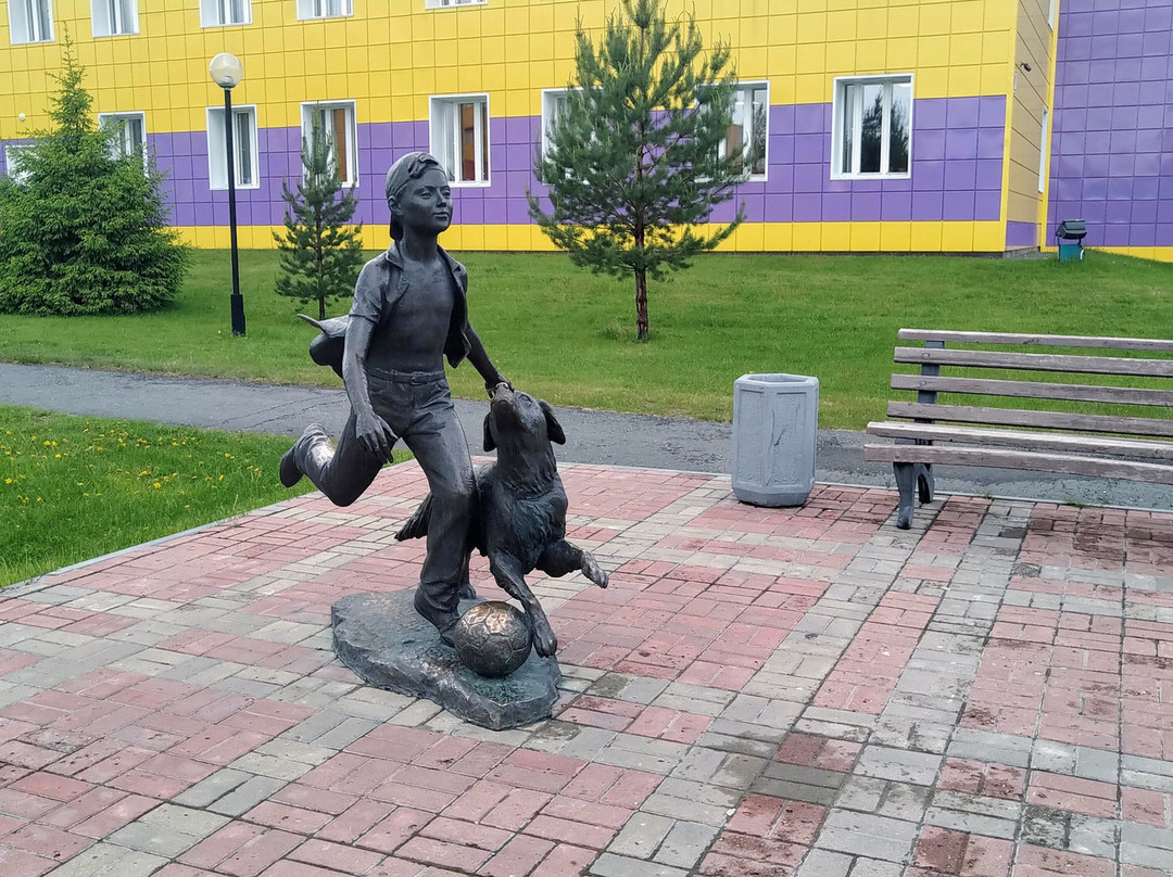 Sculptural Composition Boy with a Dog景点图片