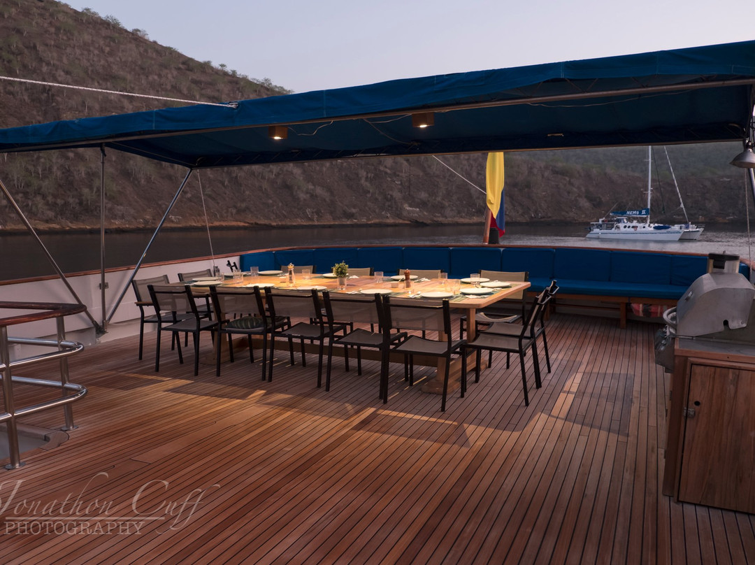 Luxury Yacht M/Y Passion-阿约拉港必去景点