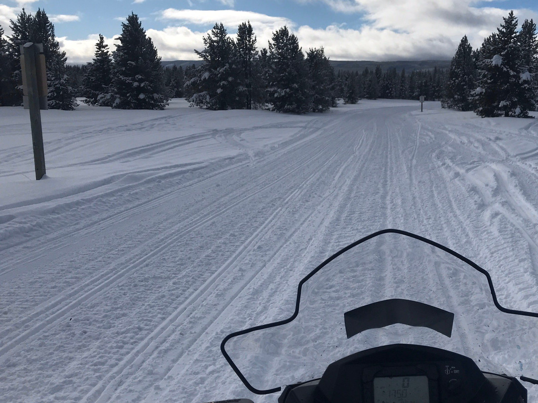 Travelers Snowmobile Rentals-西黄石镇必去景点