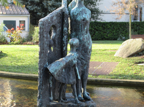 Square Saint Hilaire-圣莫代福塞必去景点