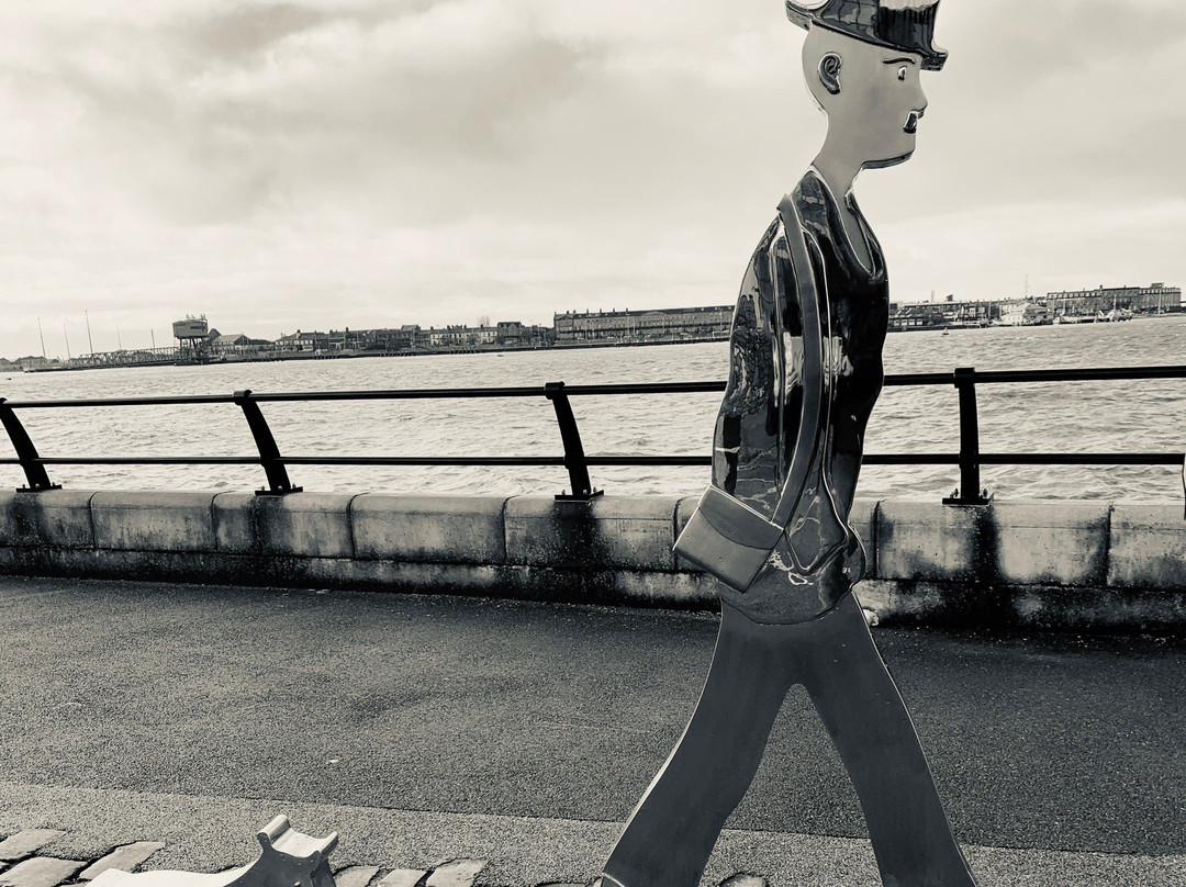 Seafront Lowry sculpture景点图片