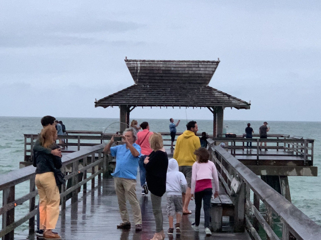 Naples Beach-半月湾必去景点