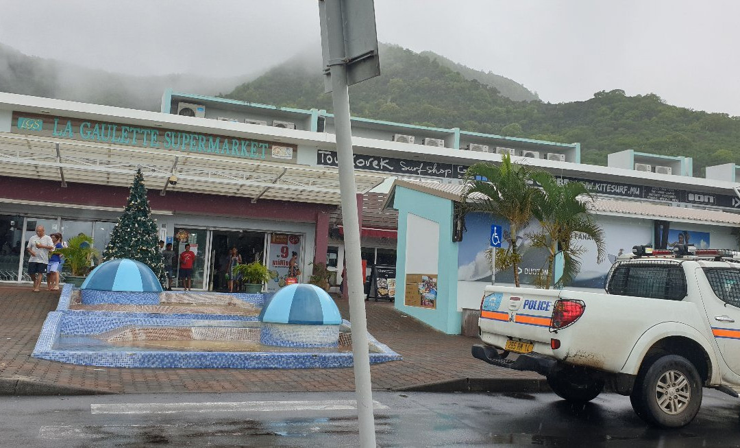 Village Walk Shopping Centre-La Gaulette必去景点