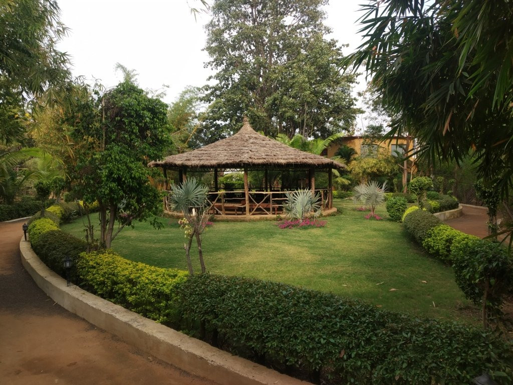 野花度假酒店主图