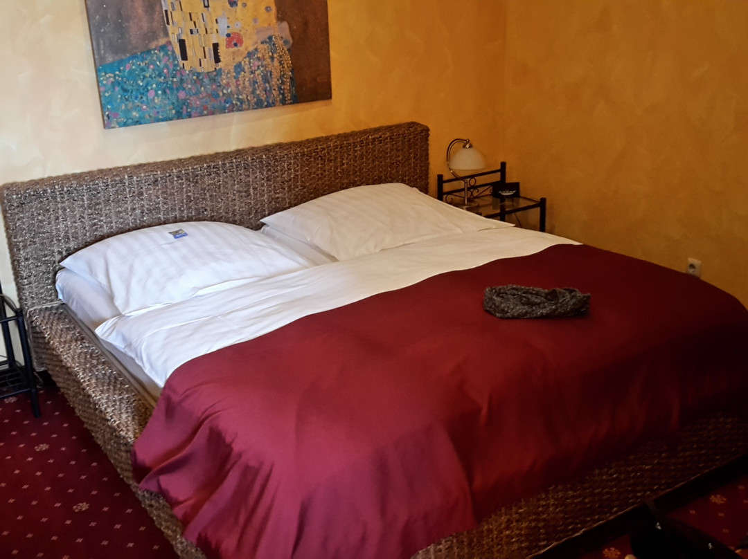 蓝火卡曼妮酒店主图