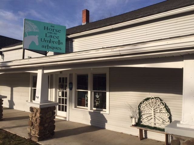 Collinsville旅游景点-The Horse With The Lace Umbrella Antiques