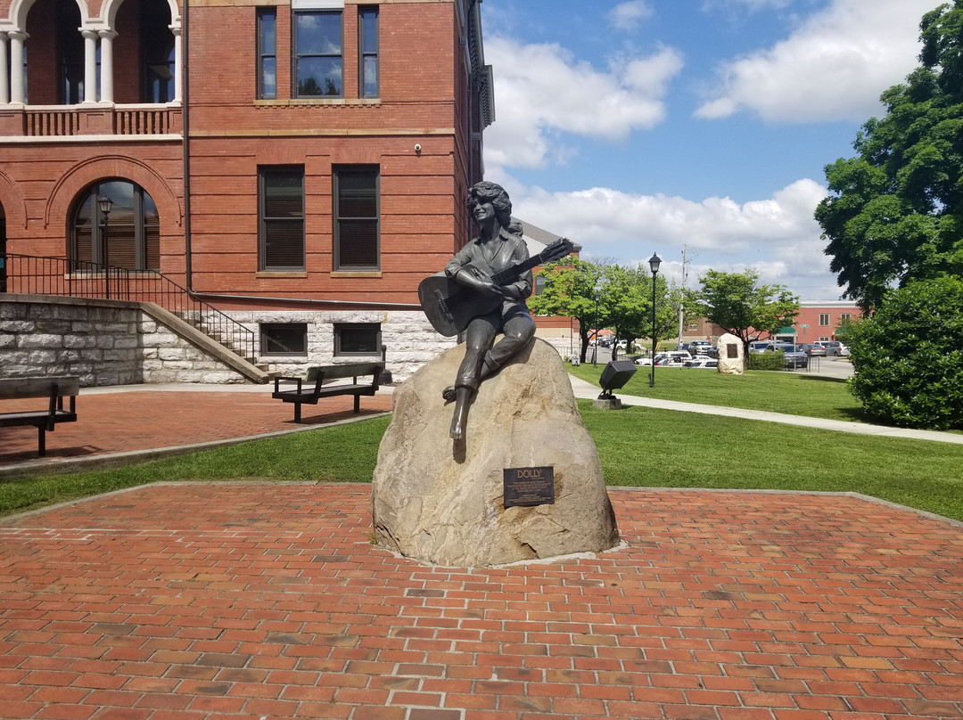 塞维尔维尔旅游景点-Dolly Parton Statue