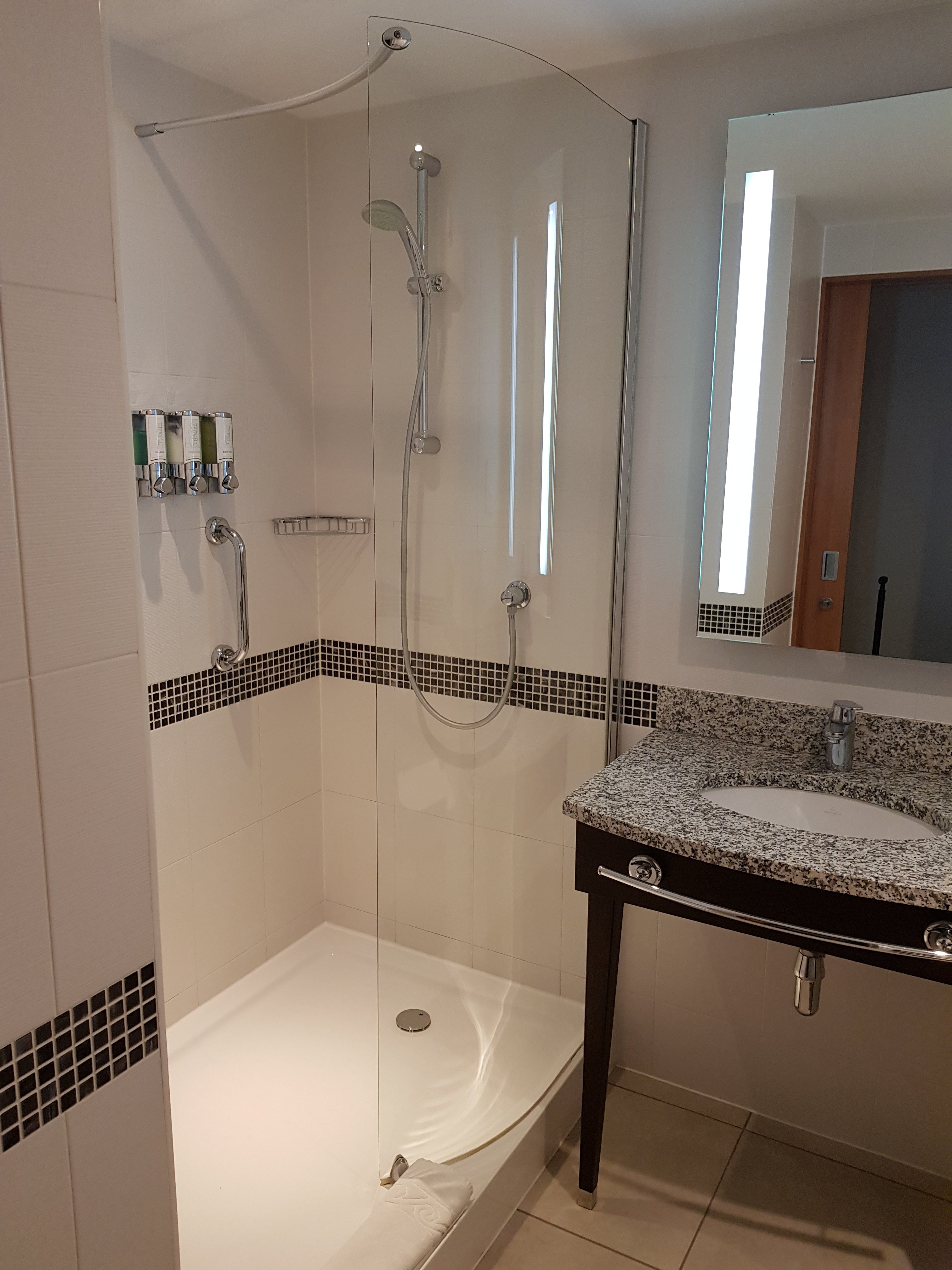 Hampton By Hilton London Luton Airport-浴室
