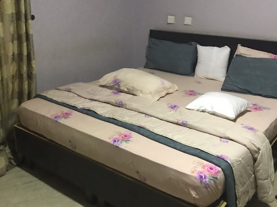 Nue Crest Hotel & Suites主图