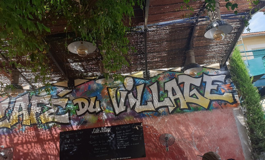 Le café du village