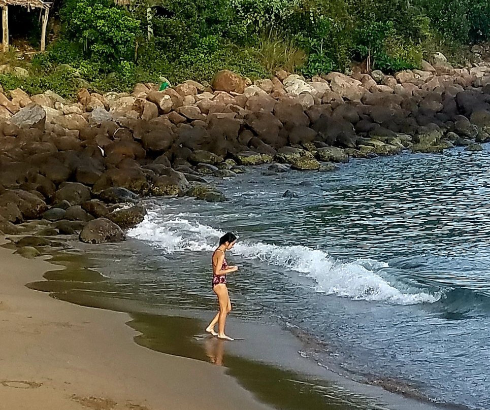 Bãi Đá Đen-岘港必去景点