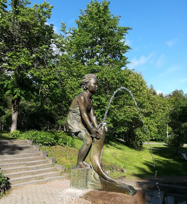 Fountain the Girl Ude With Fish-泽列诺戈尔斯克必去景点