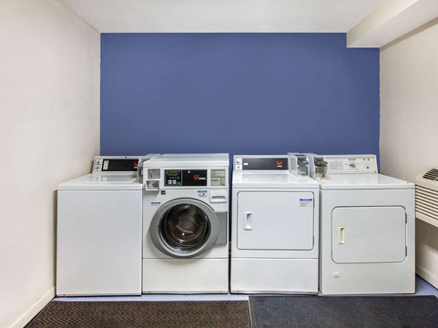 布劳尼希湖戴斯套房酒店主图