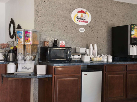 丹维尔温德姆速8酒店主图