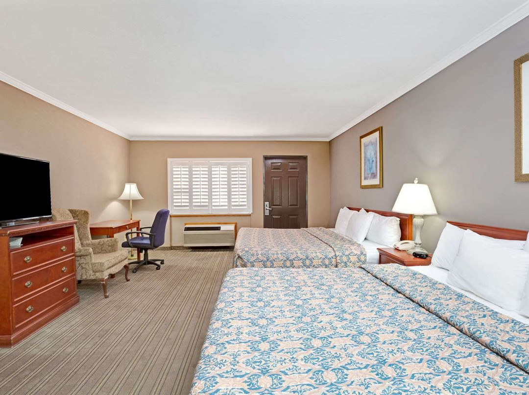 西柯维纳市戴斯酒店主图