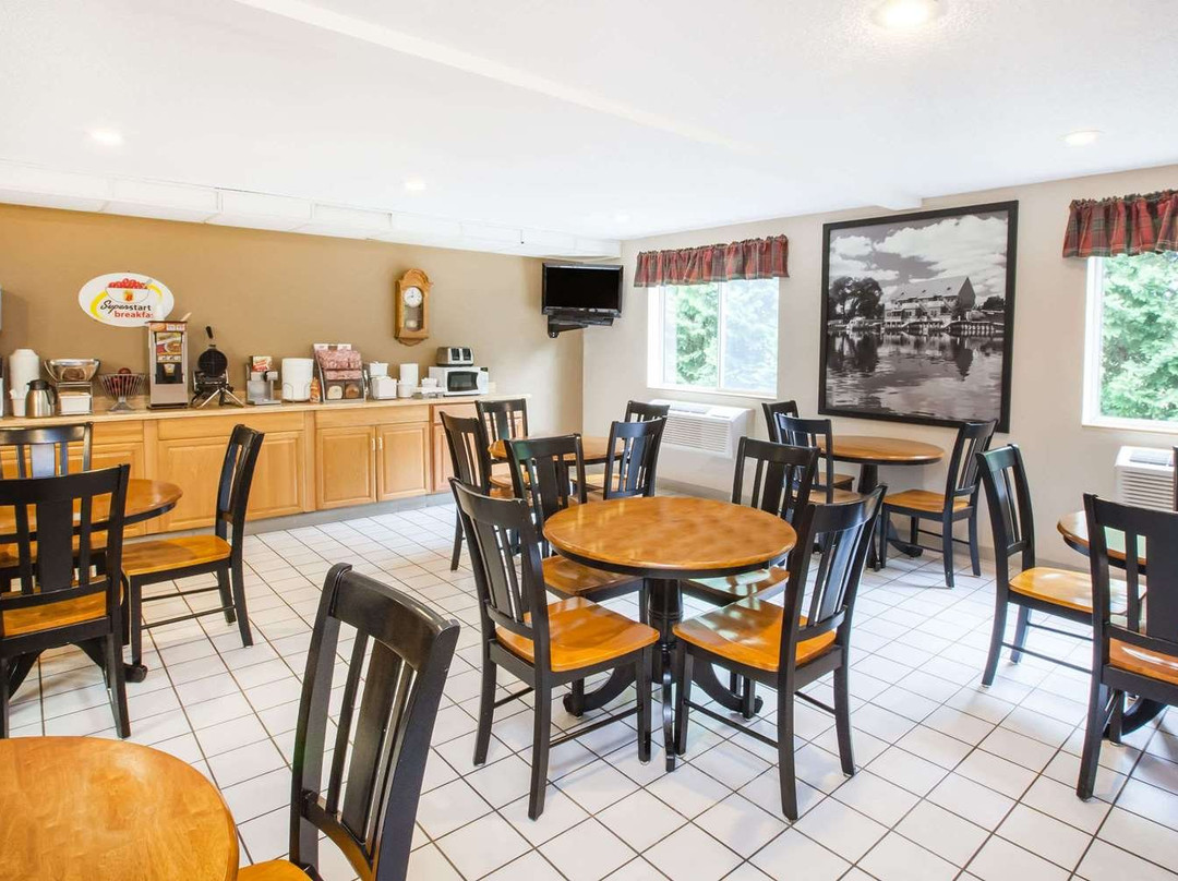 Super 8 by Wyndham West Branch主图