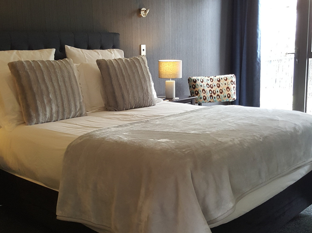 Heta Road B and B主图