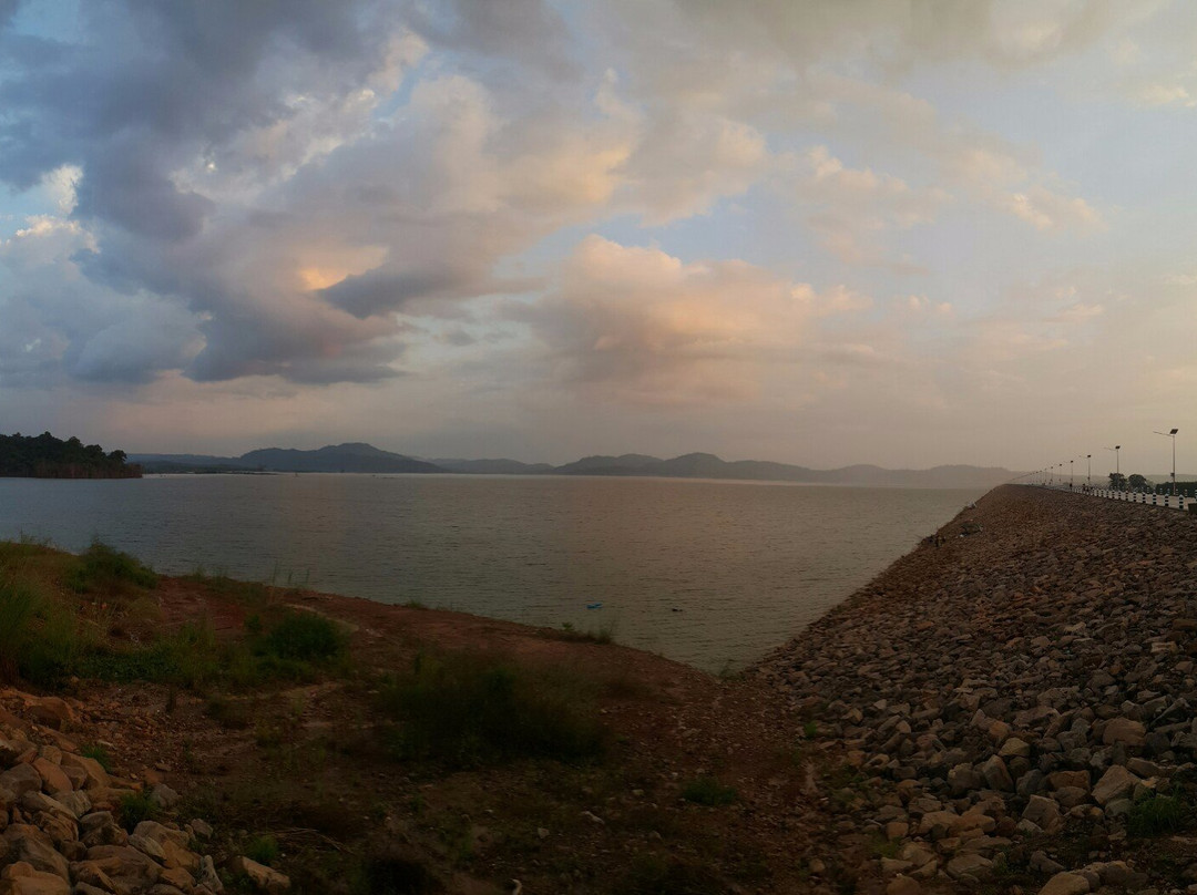 Naruebodindrachinta Reservoir景点图片