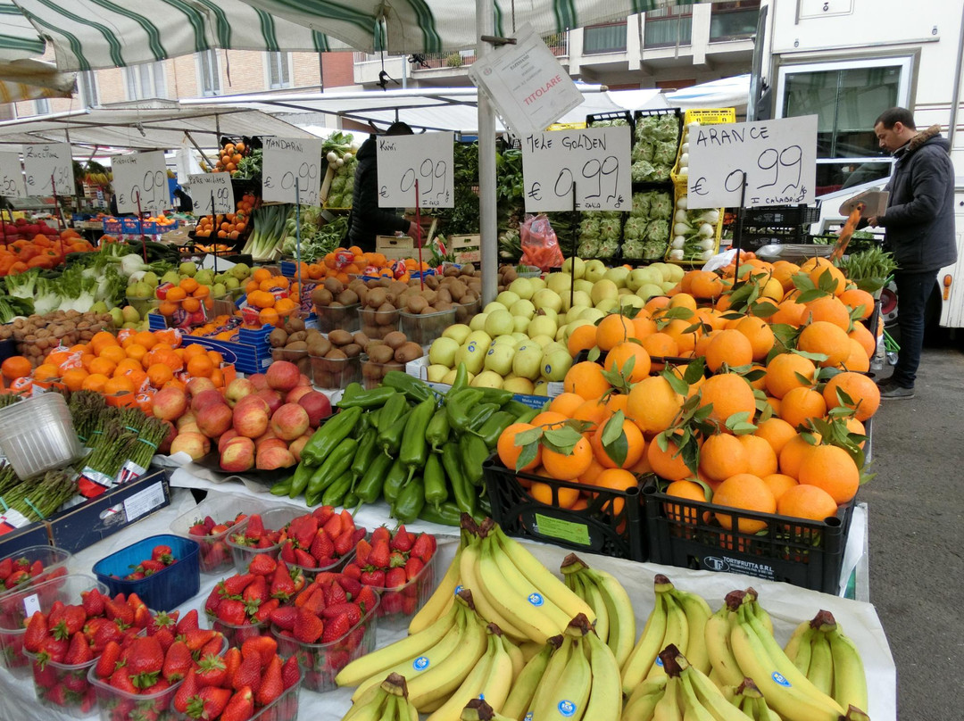 Viale Papiniano Market景点图片