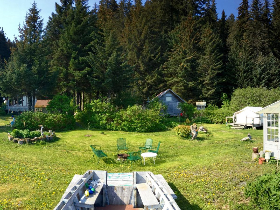 Across the Bay Tent and Breakfast主图