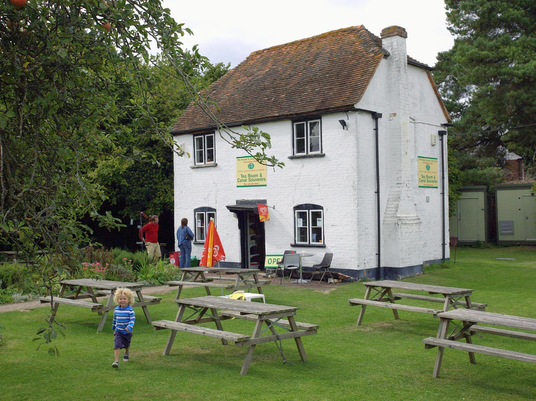 Aldermaston Wharf Canalside景点图片