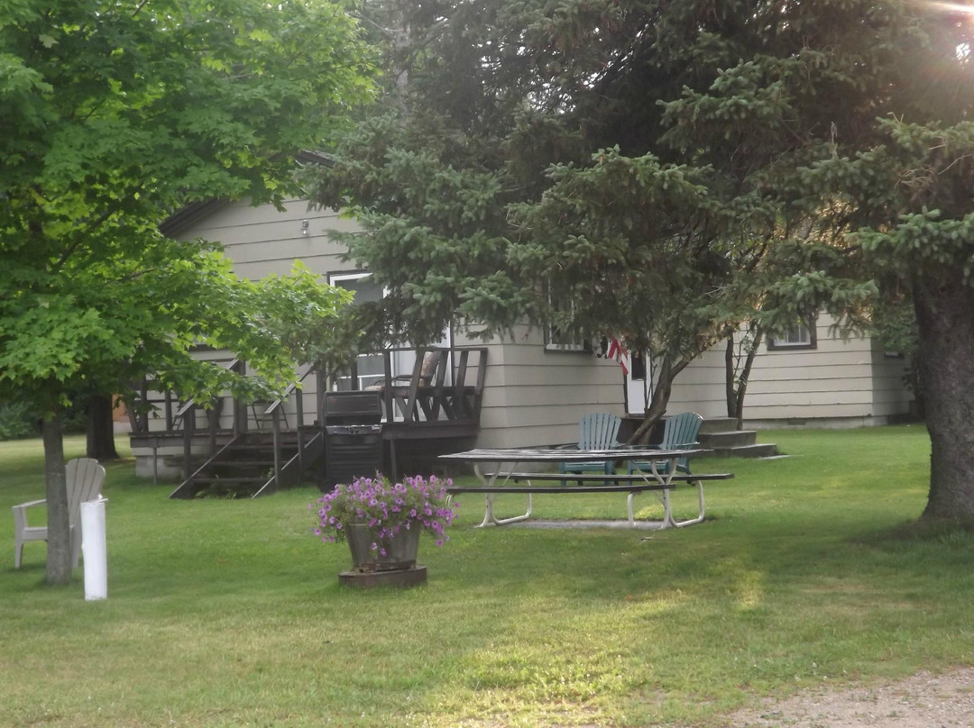 Brock's Lakeshore Cabins