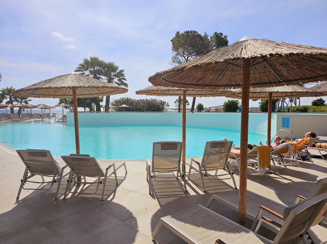 Ninos Grand Beach Resort主图