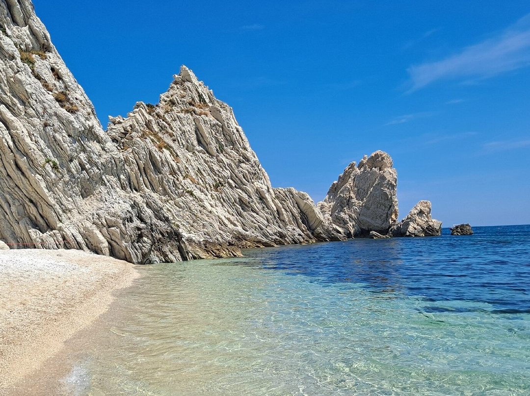 Spiaggia Delle Due Sorelle-Sirolo必去景点