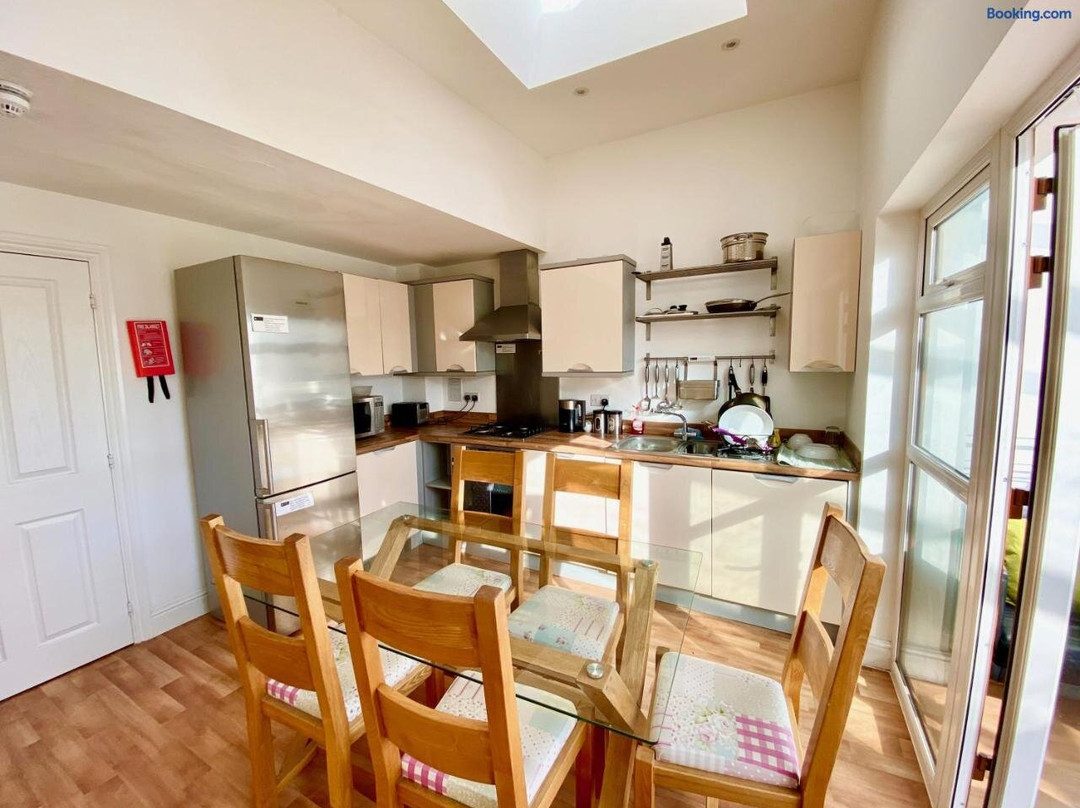 Basingstoke Townhouse Near Hospital
