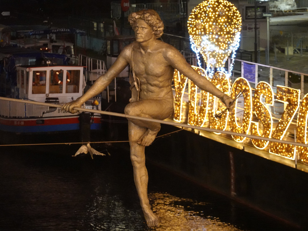 Tightrope Walker - sculpture景点图片