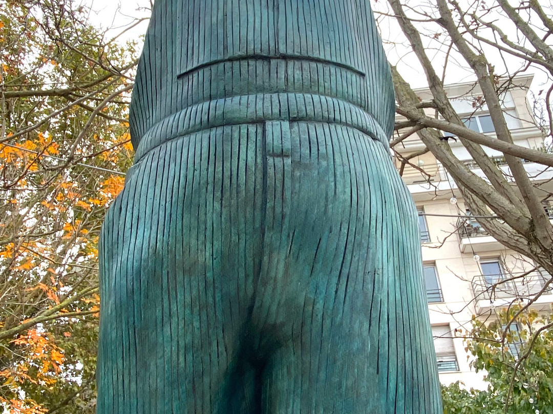 Statue de Coluche景点图片