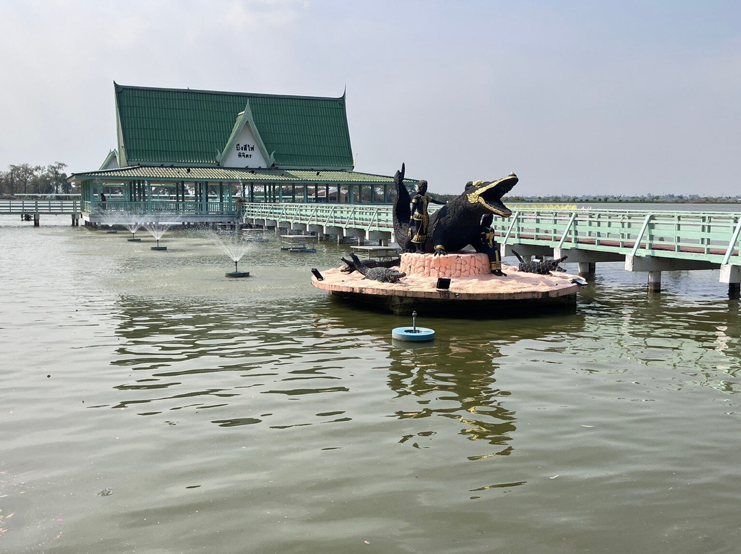 Bueng Si Fai-披集市必去景点