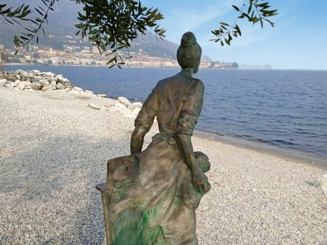 Statua Della Donna Del Lago景点图片