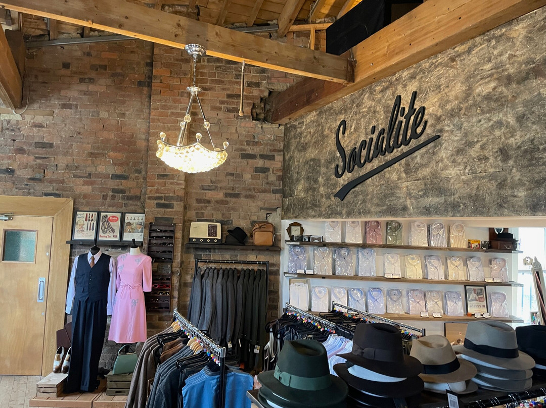 Revival Vintage Clothing-Huddersfield必去景点