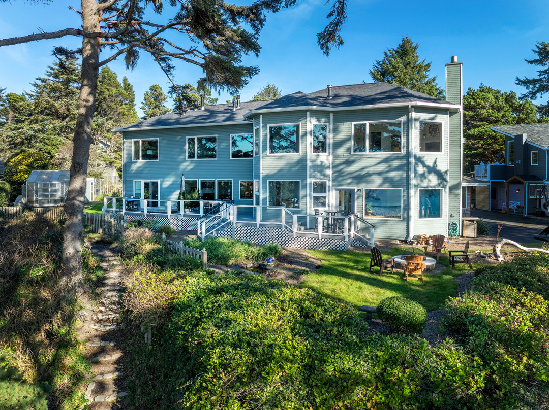 Tyee Lodge Oceanfront Bed & Breakfast